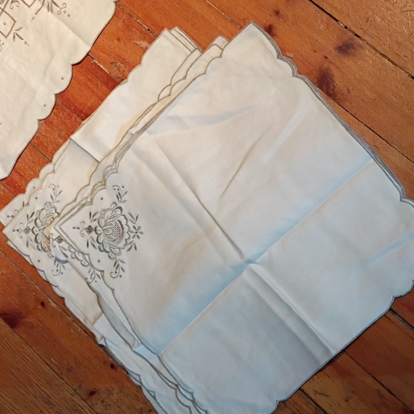 Embroidered Tablecloth W 12 Napkins - Picture 10 of 10